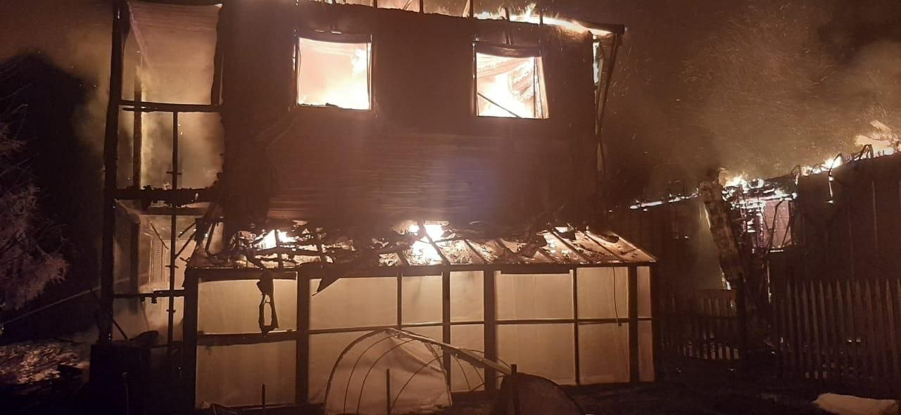 Сгорели два частных дома в поселке Юный Ленинец
