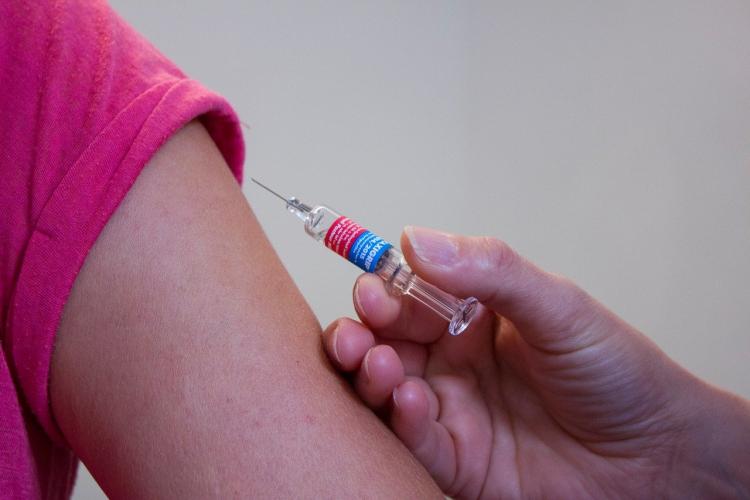 Иммунолог оценил необходимость вакцинации переболевших COVID-19