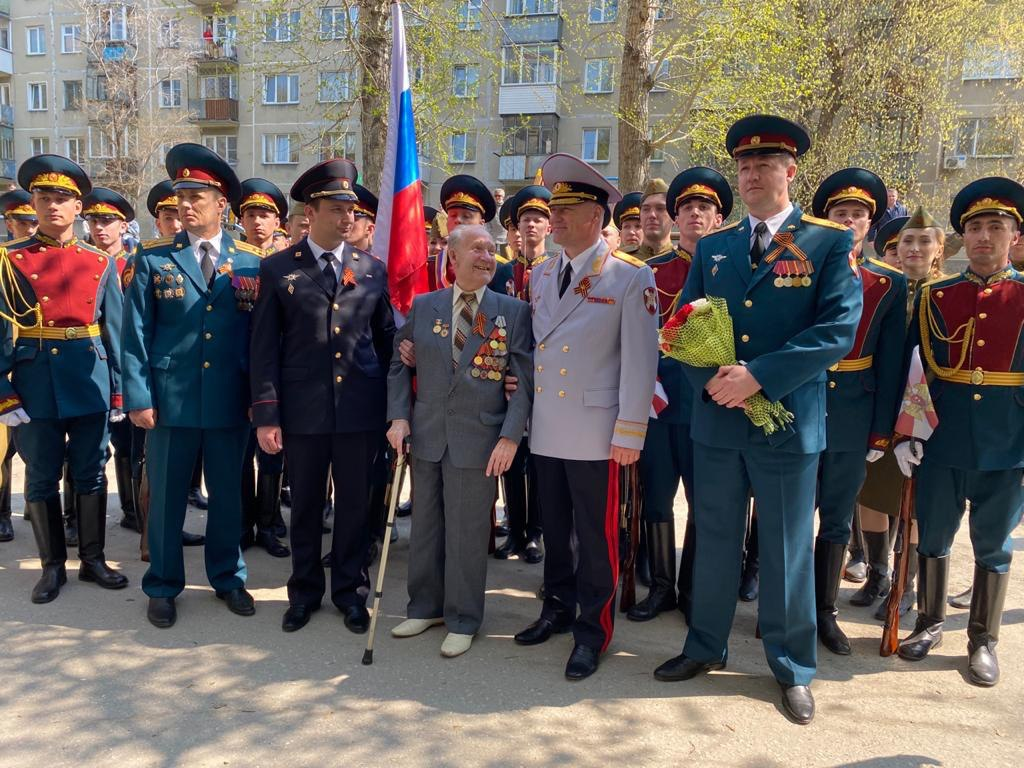 Парад у дома ветерана милиции организовала «Единая Россия» в Новосибирске