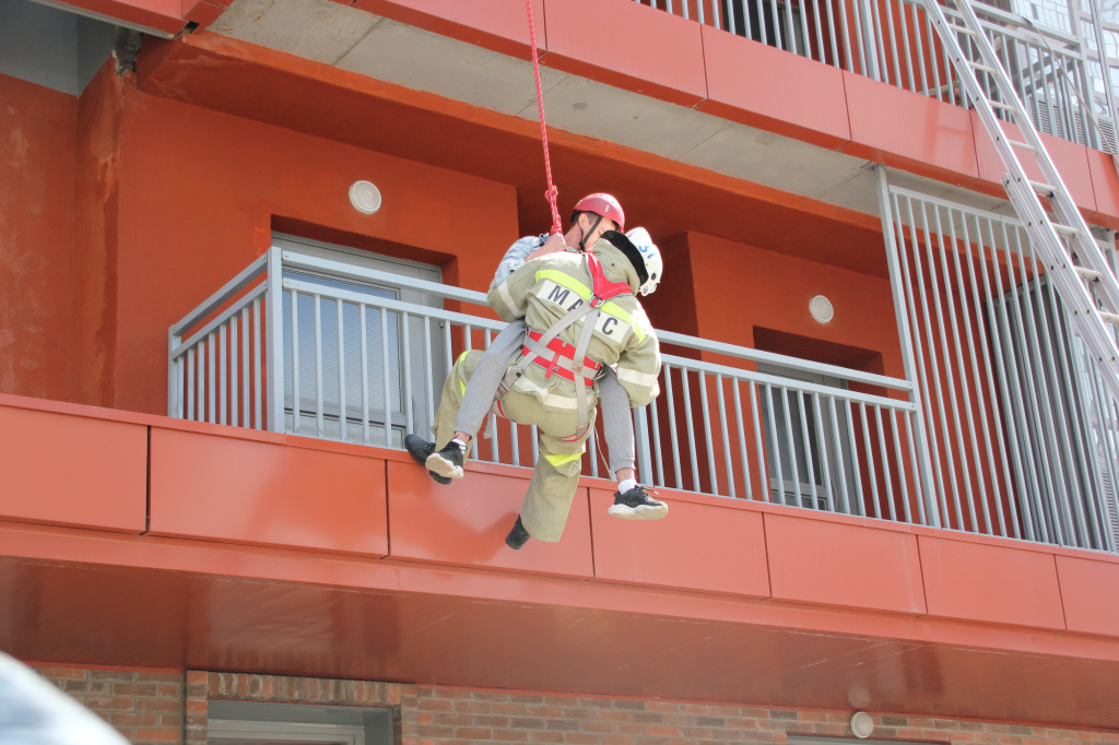 Новосибирские пожарные взбежали на 26 этаж по лестнице на скорость