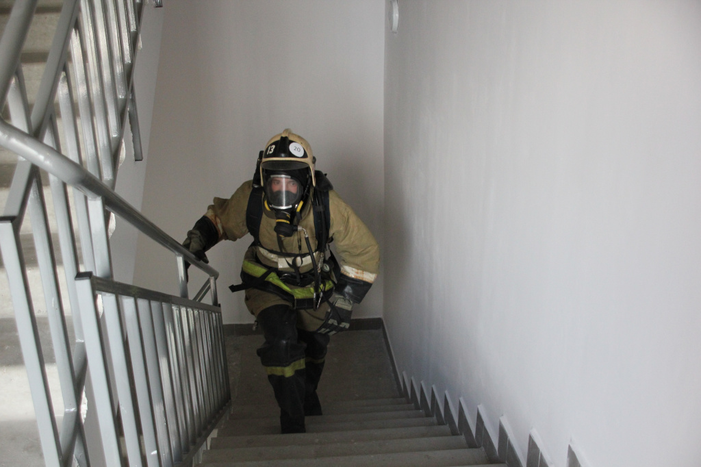 Новосибирские пожарные взбежали на 26 этаж по лестнице на скорость