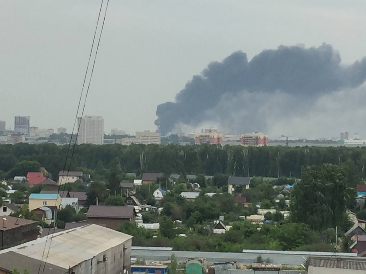 Столб черного дыма поднялся над Новосибирском утром 19 июня