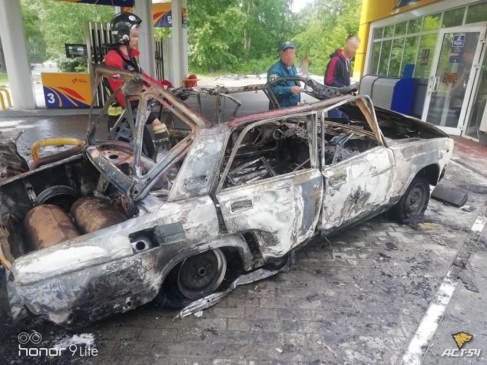 Ремонту не подлежит: огонь уничтожил «Жигули» на АЗС Новосибирска