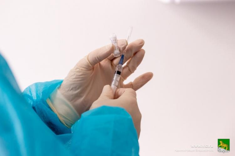 Более 67 тысяч владивостокцев сделали бесплатную прививку от коронавируса