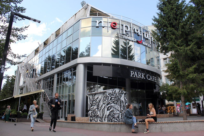 Двухэтажное здание с «Парк-кафе» и «Перчини» сносят в Первомайском сквере