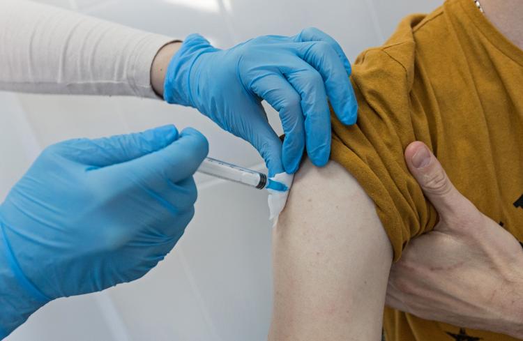 Лишь 10% россиян готовы уволиться из-за обязательной прививки от COVID-19