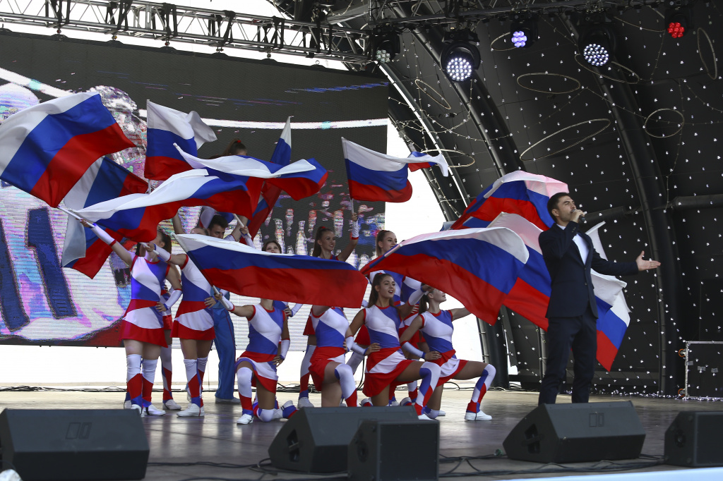 День государственного флага России отметили новосибирцы на Михайловской набережной