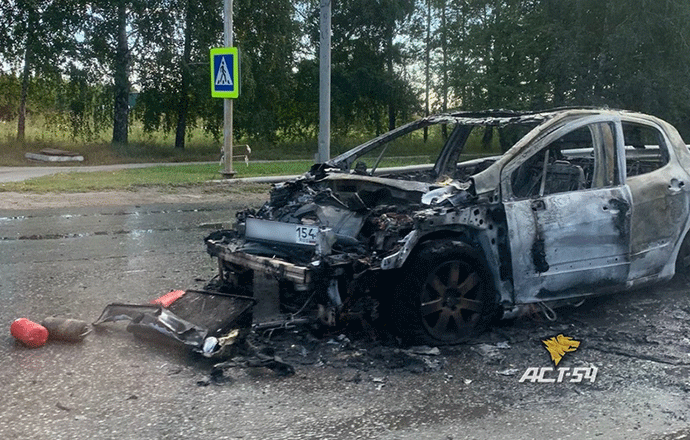 «Пежо» уничтожило огнем в аэропорту Толмачево – хозяйка не пострадала