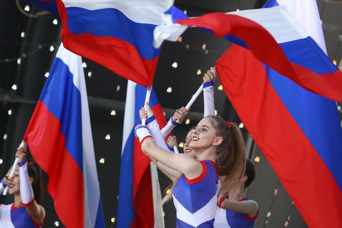 День государственного флага России отметили новосибирцы на Михайловской набережной