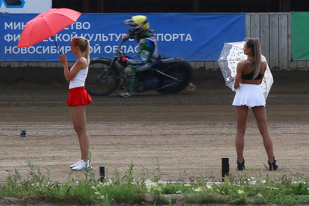 Рев моторов, камни, пыль и длинноногие девушки: в Новосибирск вернулся спидвей