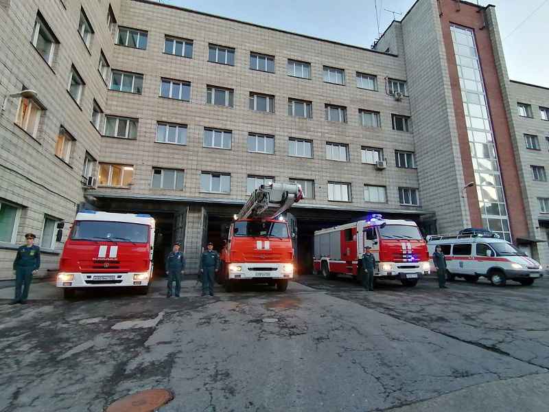 В Новосибирске пожарные почтили сиренами погибшего главу МЧС Евгения Зиничева