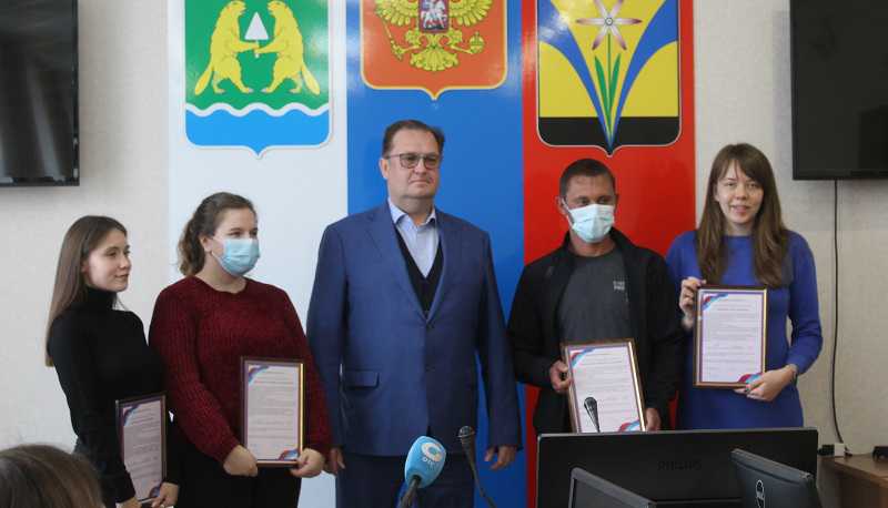 Дети-сироты из Искитима получили сертификаты на жилье стоимостью 1,6 млн рублей