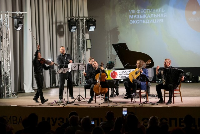 Столетний рояль участвует в музыкальной экспедиции по Новосибирской области