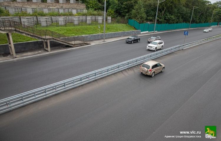 Во Владивостоке дорожники приступили к монтажу барьерного ограждения