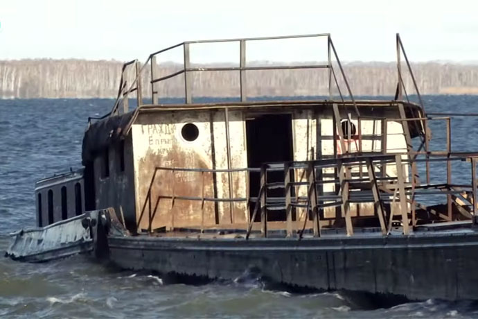 Тайна старой баржи Обского моря: что скрывает полуразрушенный корабль