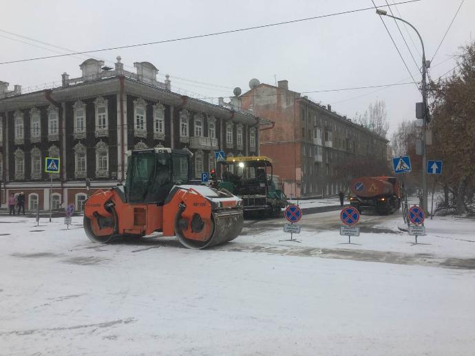 Асфальт на снег укладывают дорожники в Новосибирске