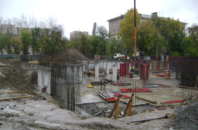 Строители школы №54 в Новосибирске приступили к заливке фундамента