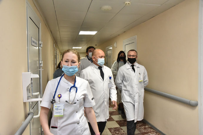 Первый замгубернатора Юрий Петухов проконтролировал работу детского онкогематологического отделения