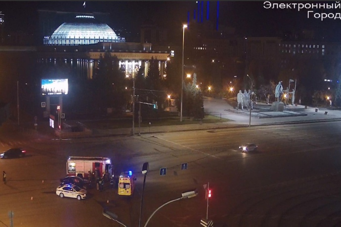 Инспекторы ДПС попали в ночную аварию в центре Новосибирска
