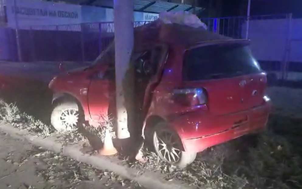 Ночью водитель Toyota Vitz протаранил столб освещения на Большевистской