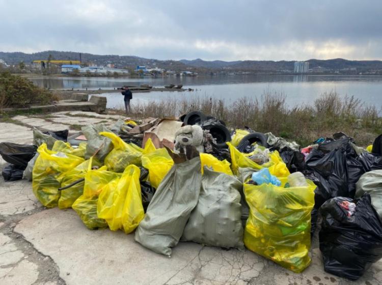 Почти две тонны мусора вывезли с мест отдыха во Владивостоке