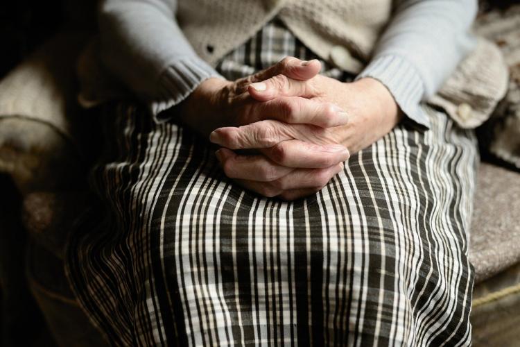 Война не закончена: в Приморье бабушку-инвалида выписали из больницы домой