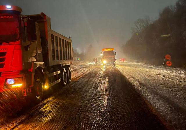 Асфальт ночью в снег укладывают на дороге от ст. Мочище до Пашинского переезда