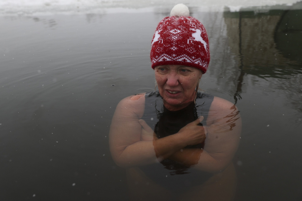 Новосибирские моржи открыли зимний купальный сезон на озере Блюдце