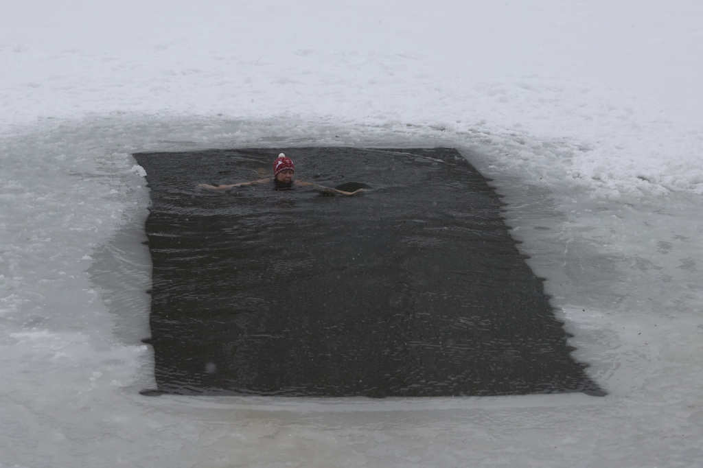 Новосибирские моржи открыли зимний купальный сезон на озере Блюдце