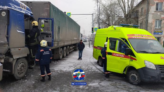 Мертвый водитель большегруза устроил ДТП в Новосибирске
