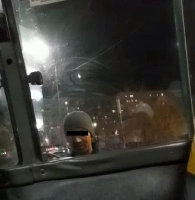Пытался их выманить: в Приморье к детям приставал мужчина в автобусе