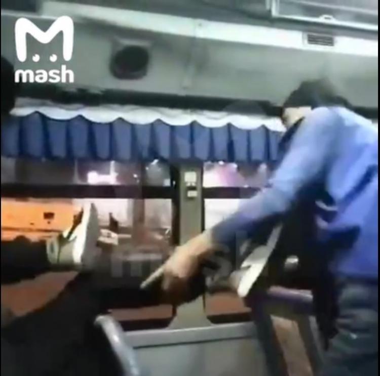 Во Владивостоке в автобусе произошла драка между пассажиром и водителем