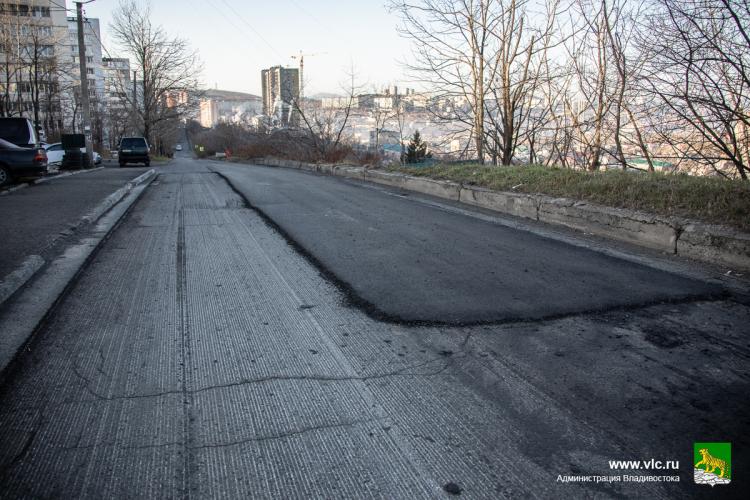 На улице Ватутина во Владивостоке ремонтируют дорогу