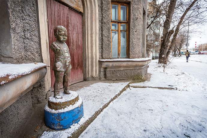Античные девочки без ног, мальчики без рук – редкие статуи эпохи сталинизма украшают Новосибирск