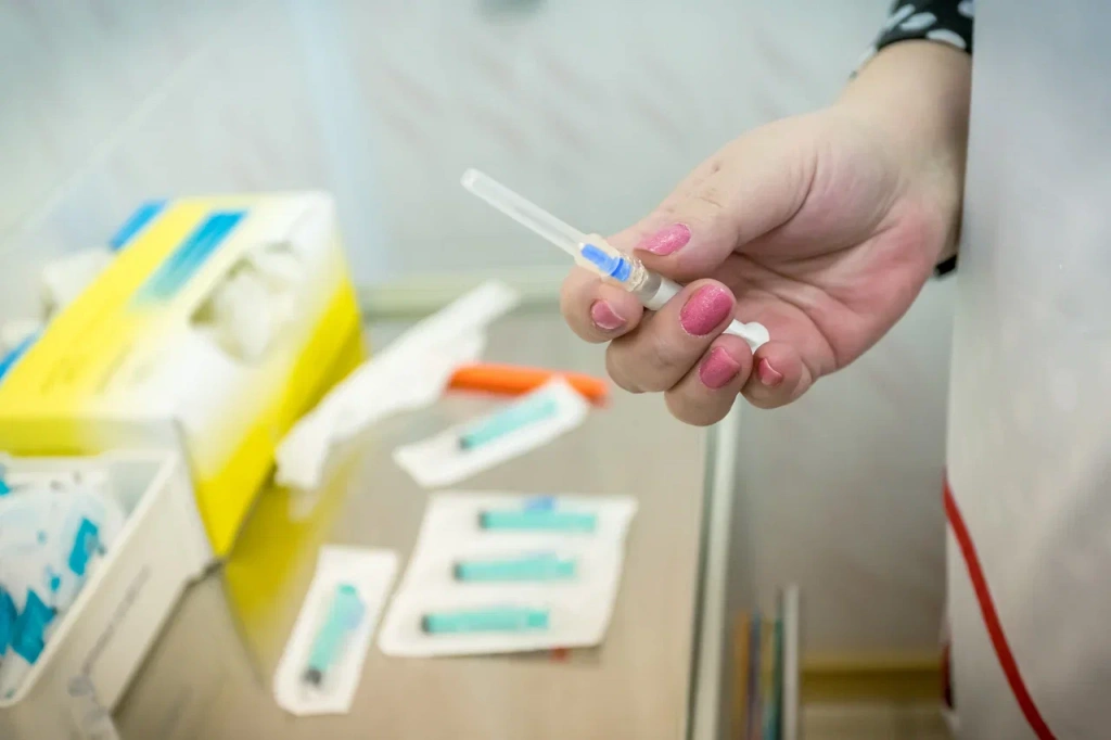 Вакцина «Спутник М» для подростков поступит в регионы уже до конца 2021 года