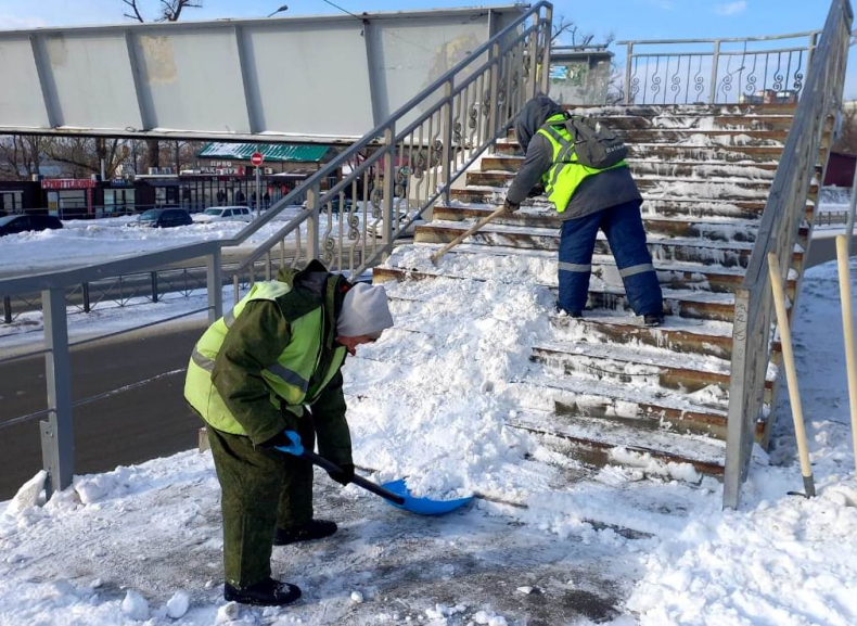 Вручную и с помощью малой техники во Владивостоке расчищают тротуары и лестницы