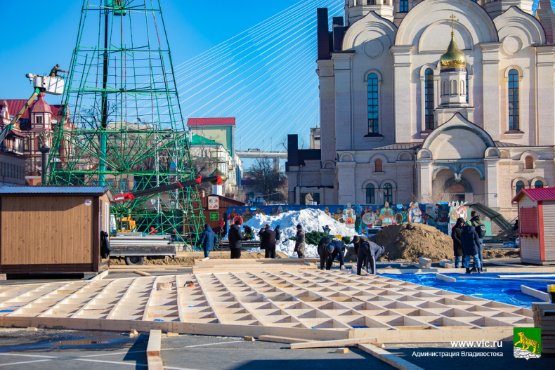 Новогодний городок возводят на центральной площади Владивостока