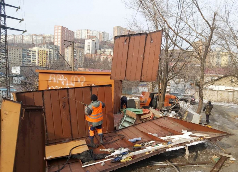 Во Владивостоке убирают незаконные гаражи с Шепеткова, Всеволода Сибирцева, Луговой и Прапорщика Комарова