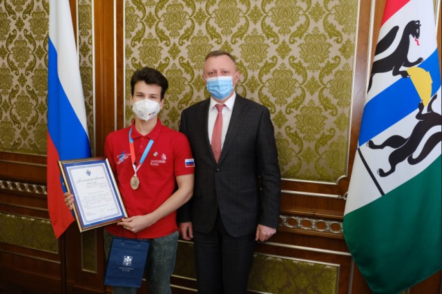 Чемпион EuroSkills-2021 Виталий Подколзин удостоен награды губернатора Новосибирской области
