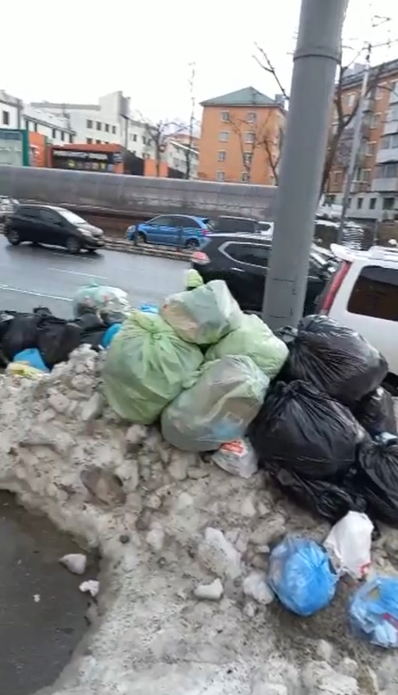 Житель Владивостока рассказал о состоянии надземного перехода у «Зари»