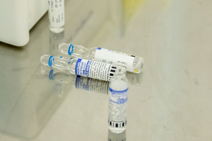 Сократить интервал от прививки до ревакцинации предложил иммунолог Крючков