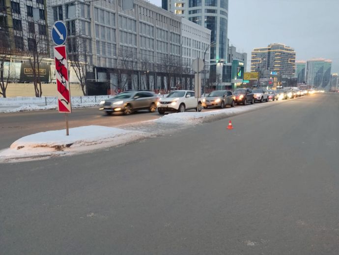 Мужчину с ребенком сбила машина на перекрестке в Новосибирске