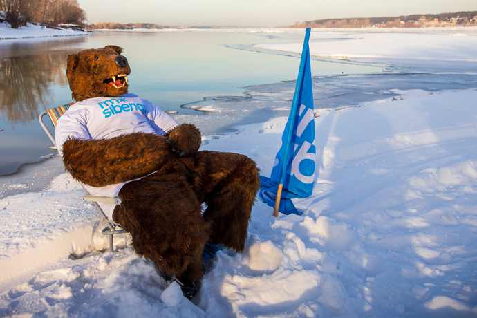 Сибирячки в купальниках загорали на Оби с медведем в первый день зимы