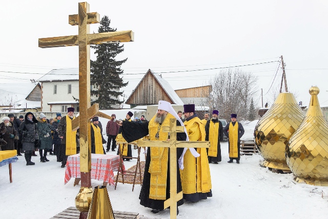 В Новосибирске освятили купола и кресты строящегося храма в микрорайоне «Матрешкин двор»