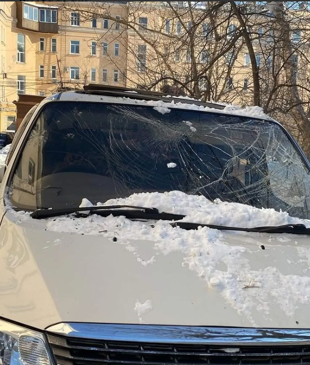Во Владивостоке упавший снег и разбил лобовые стекла пяти машин