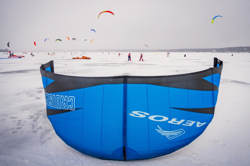 Мокрый снег, паруса и скорость: Кубок Сибири по сноукайтингу проходит на Обском море