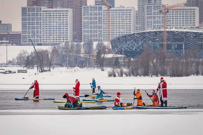 Люди на досках устроили заплыв по замерзающей Оби перед Новым годом-2022