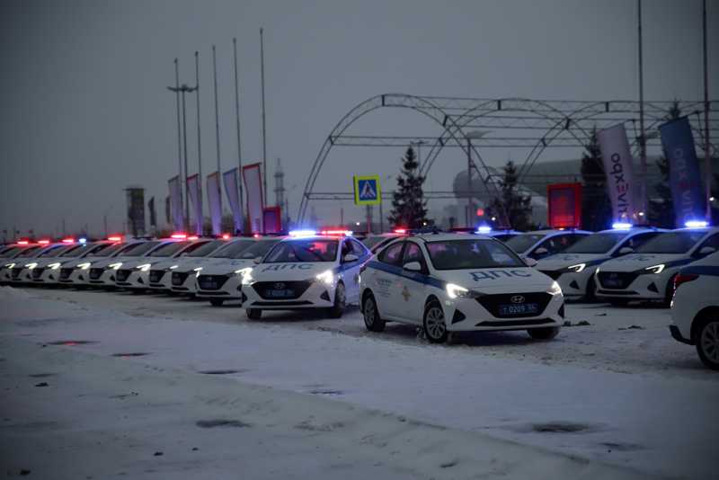 Почти 200 полицейских Hyundai Solaris скопилось у «Экспоцентра» в Новосибирске