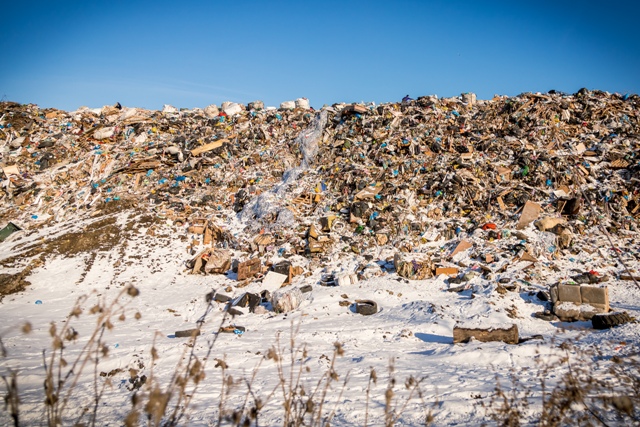 Недостроенный полигон ТКО завалили мусором в Каргате