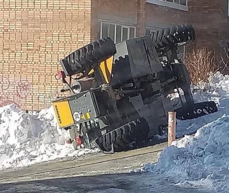 «Надеюсь, жив»: снегоуборочный трактор перевернулся во Владивостоке